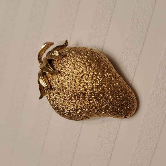 Vintage Monet signed stamped STRAWBERRY BROOCH PIN - Picture 2 of 6